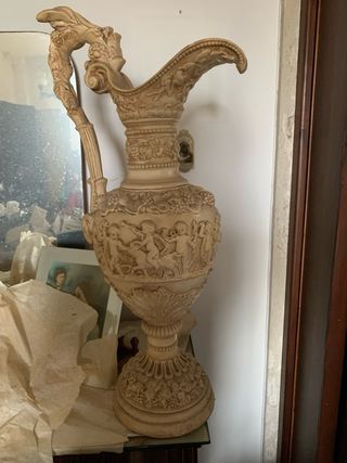 Brocca in gesso con cherubini