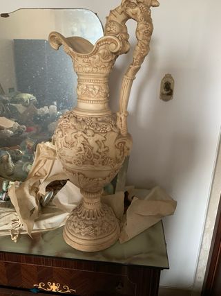 Brocca in gesso con cherubini