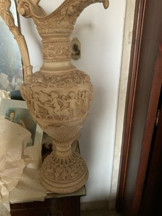 Brocca in gesso con cherubini