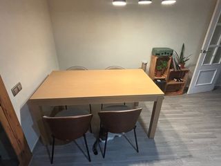 Mesa de comedor de madera clara