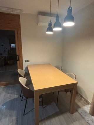 Mesa de comedor de madera clara