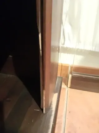 Armario madera y cristal con puerta rota