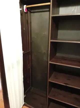 Armario madera y cristal con puerta rota