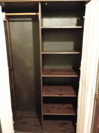 Armario madera y cristal con puerta rota