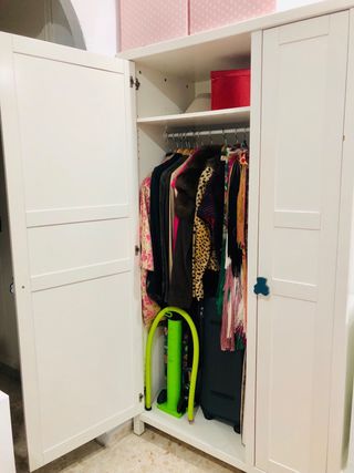 Armario blanco de madera