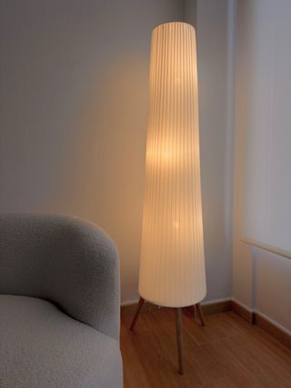Lámpara de pie IKEA ÖKENSAND - Haya y Blanco
