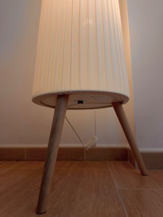 Lámpara de pie IKEA ÖKENSAND - Haya y Blanco