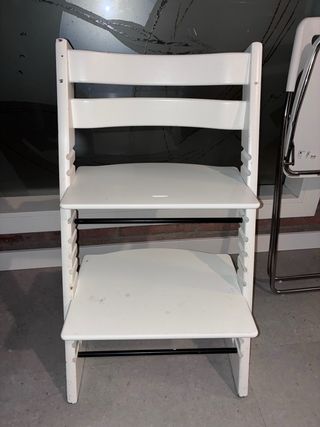 Trona blanca de madera