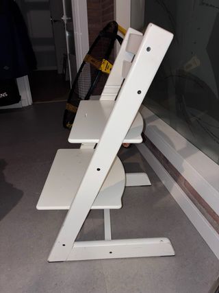 Trona blanca de madera