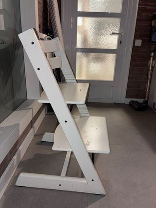 Trona blanca de madera