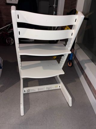 Trona blanca de madera