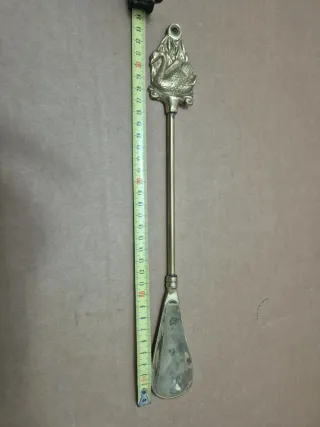 Calzador de latón con cisne
