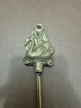 Calzador de latón con cisne
