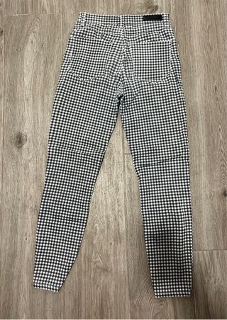Pantalón Stradivarius cuadros blanco y negro