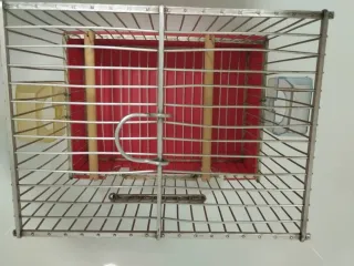 Jaula para pájaros roja y plateada