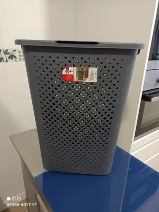 Cesta de ropa gris de plástico