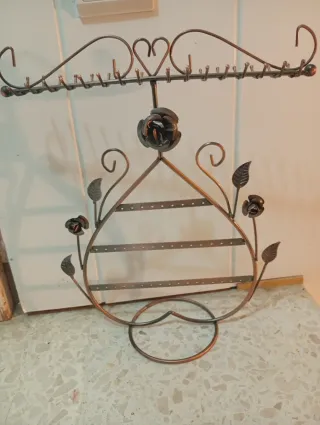 Expositor Joyas Metal Flores color cobre.