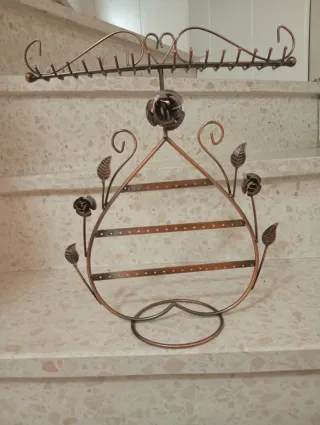 Expositor Joyas Metal Flores color cobre.