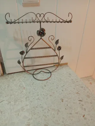 Expositor Joyas Metal Flores color cobre.
