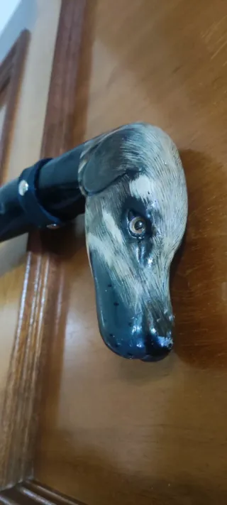 Bastón de madera con cabeza de perro