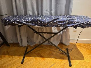 Piano Yamaha PF15 con soporte incluido.