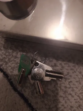 Cerradura de cristal con llaves