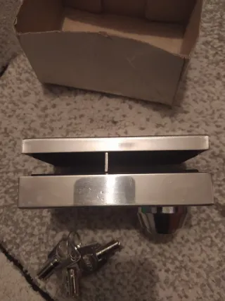 Cerradura de cristal con llaves