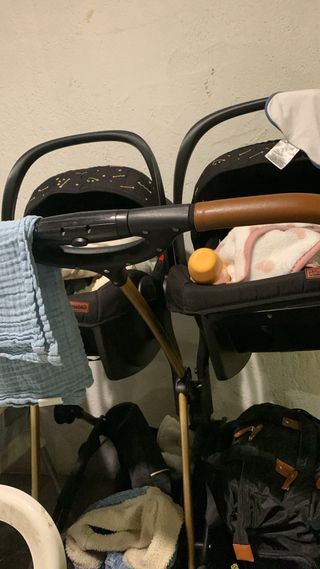 Carrito gemelar negro con 2 sillas coche