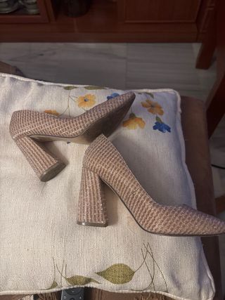 Zapatos de tacón Menbur dorados talla 36