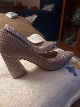 Zapatos de tacón Menbur dorados talla 36