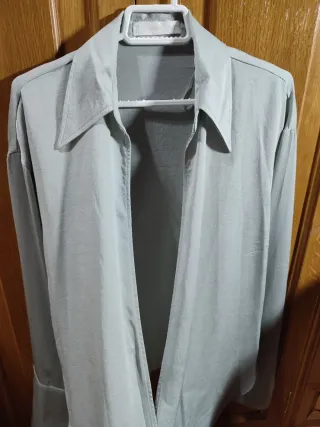 Camisa Mango verde abierta.