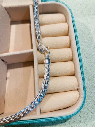 Cadena de plata y joyero