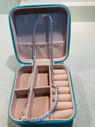 Cadena de plata y joyero