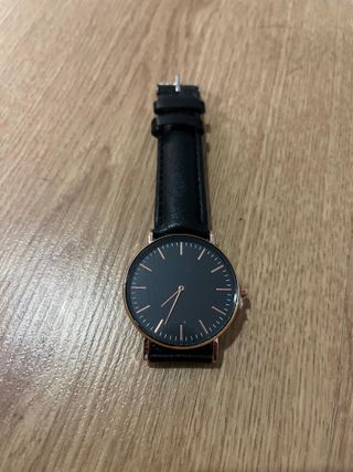 Reloj Negro y Dorado Estilo DW