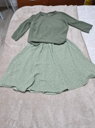 Falda verde con vuelo y lunares blancos