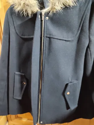 Abrigo paño negro con capucha y pelo