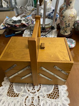 Antiguo costurero de madera con detalles metálicos