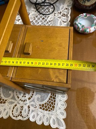 Antiguo costurero de madera con detalles metálicos