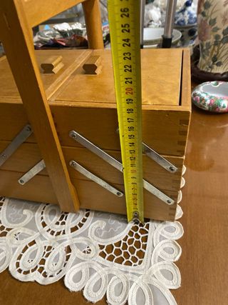 Antiguo costurero de madera con detalles metálicos