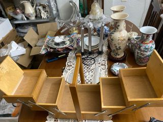 Antiguo costurero de madera con detalles metálicos