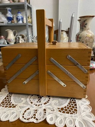 Antiguo costurero de madera con detalles metálicos