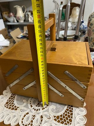 Antiguo costurero de madera con detalles metálicos