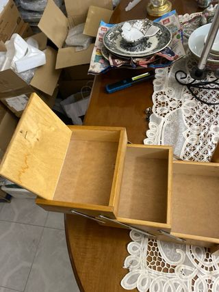 Antiguo costurero de madera con detalles metálicos