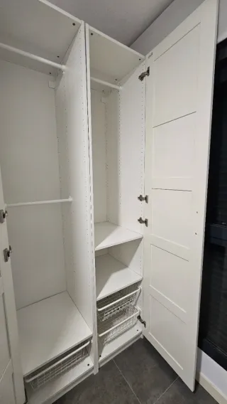 Armario IKEA BERGSBO en color blanco, muy bueno