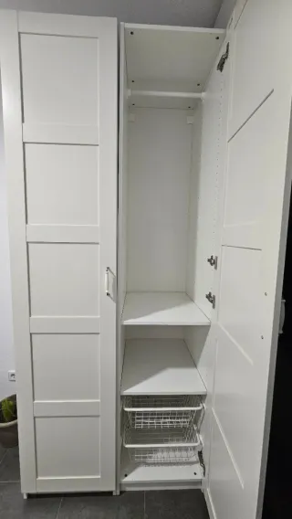 Armario IKEA BERGSBO en color blanco, muy bueno