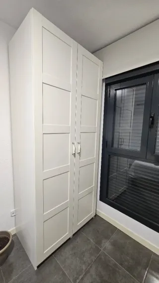 Armario IKEA BERGSBO en color blanco, muy bueno