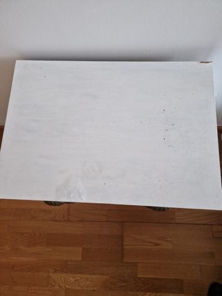 Mesilla de noche blanca con tiradores dorados