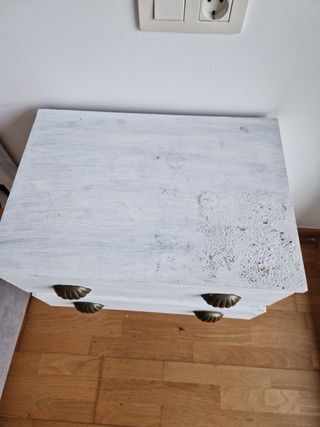 Mesilla de noche blanca con tiradores dorados