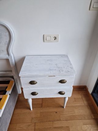 Mesilla de noche blanca con tiradores dorados