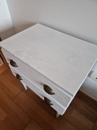 Mesilla de noche blanca con tiradores dorados